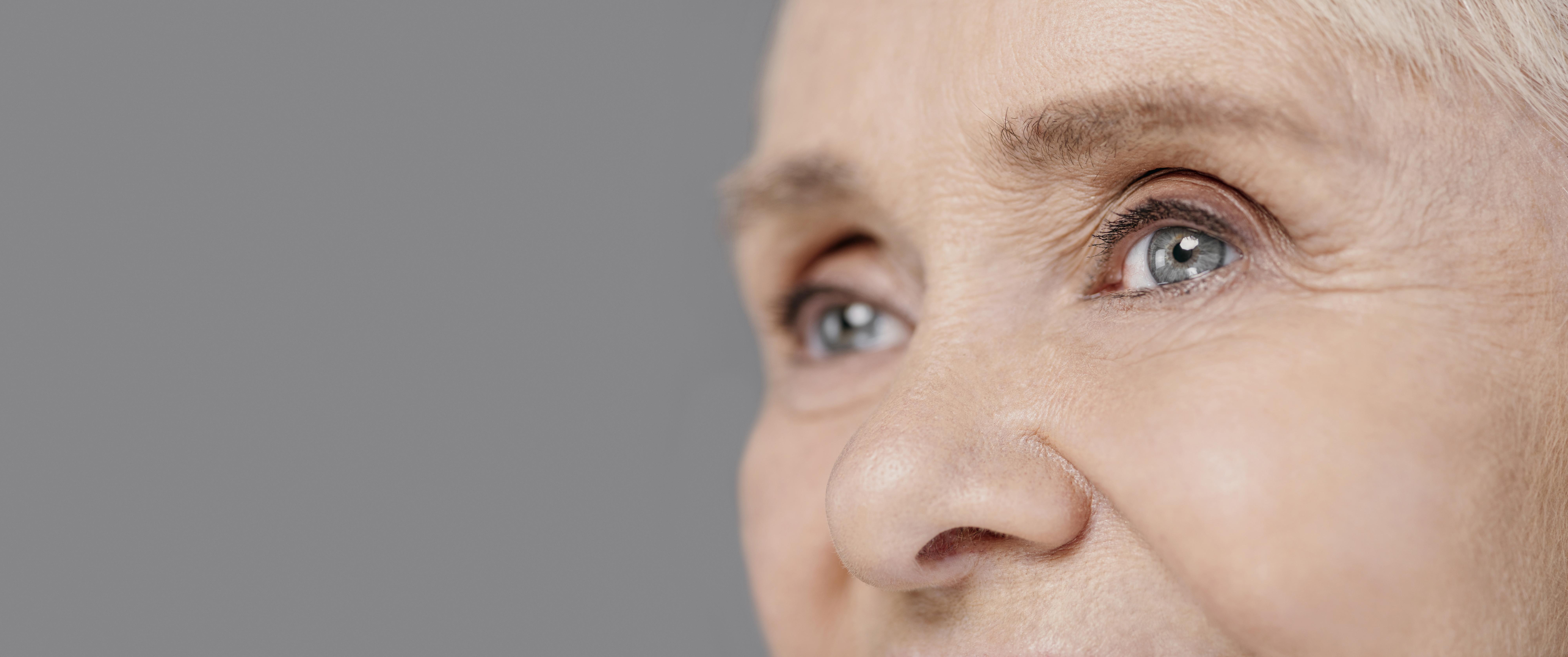 Мордочка сморщенная старушечья а глазки живые. Пожилая женщина глаза крупно. Глаза пожилой женщины фото.